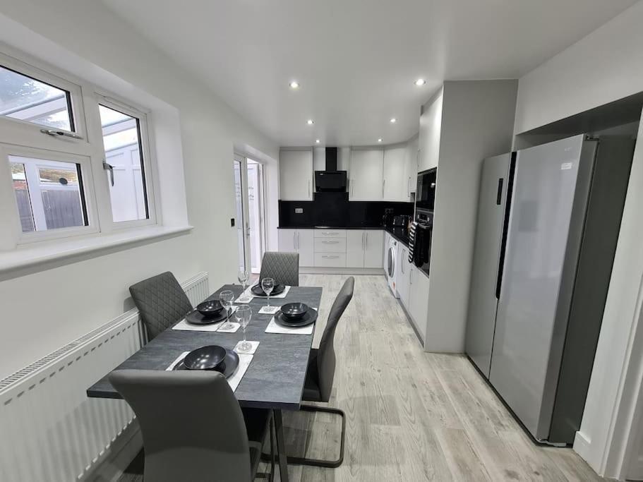 Elm Park Cheerful 4-Bedroom Holiday Home Хорнчерч Экстерьер фото