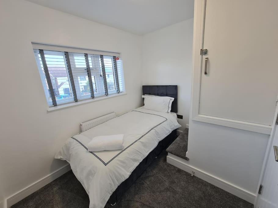 Elm Park Cheerful 4-Bedroom Holiday Home Хорнчерч Экстерьер фото